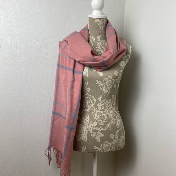 Large Women Wrap/Scarf w/ Fringes . Pink/Blue. One Size. - Picture 6 of 11